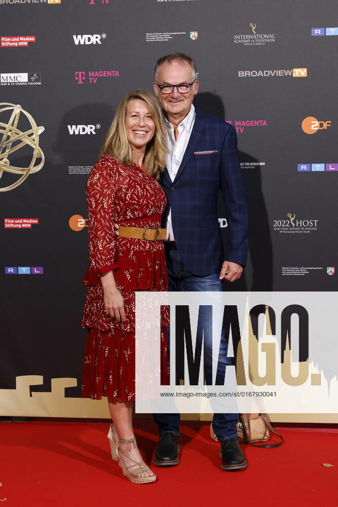 Moderator Frank Plasberg with wife and author Anne Gesthuysen at the Cologne Emmy Cocktail 2022 on the occasion of the 16 Cologne Jury Meeting of the International Emmy at Arff Castle Cologne, 31 08 2022 NRW Germany
