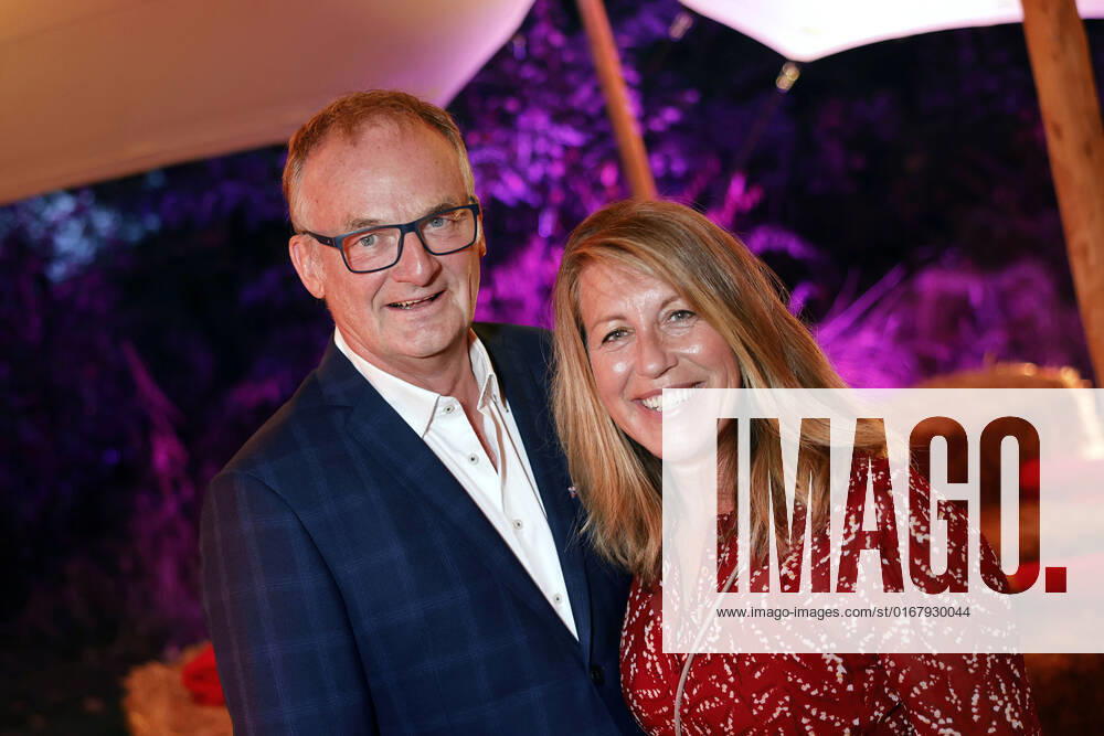 Moderator Frank Plasberg with wife and author Anne Gesthuysen at the Cologne Emmy Cocktail 2022 on the occasion of the 16 Cologne Jury Meeting of the International Emmy at Arff Castle Cologne, 31 08 2022 NRW Germany
