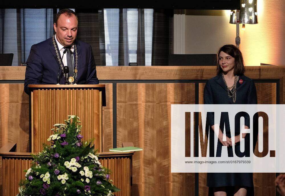 Kassel Annual award by the BrücknerKühnner Foundation and the City of Kassel Anaïs Meier receives the Förderpreis Komische Literatur 2022 Picture shows Kassels Lord Mayor Christian Geselle and award winner Anaïs Meier.