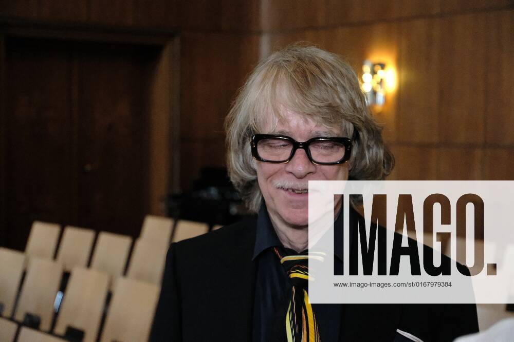 Kassel Annual award by the BrücknerKühnner Foundation and the City of Kassel Helge Schneider receives the Kassel Literature Award for Grotesque Humor in 2022