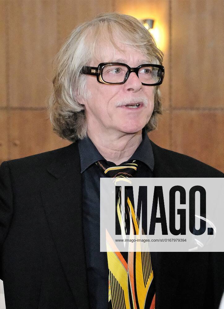 Kassel Annual award by the BrücknerKühnner Foundation and the City of Kassel Helge Schneider receives the Kassel Literature Award for Grotesque Humor in 2022