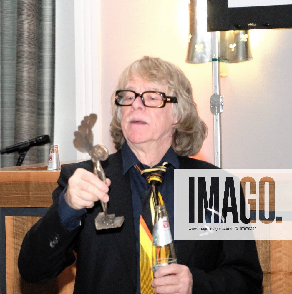 Kassel Annual award by the BrücknerKühnner Foundation and the City of Kassel Helge Schneider will receive the Kassel Literature Prize for grotesque humor in 2022 Picture shows Helge Schneider looking at the prize in advance