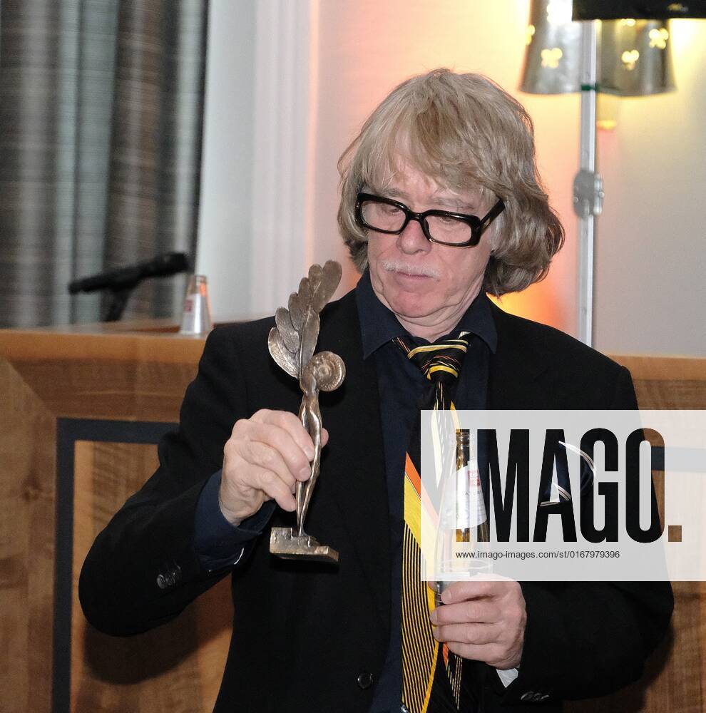 Kassel Annual award by the BrücknerKühnner Foundation and the City of Kassel Helge Schneider will receive the Kassel Literature Prize for grotesque humor in 2022 Picture shows Helge Schneider looking at the prize in advance