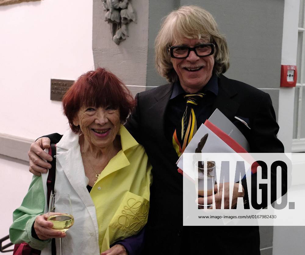 Kassel Annual award by the BrücknerKühnner Foundation and the City of Kassel Helge Schneider will receive the Kassel Literature Prize for Grotesque Humor in 2022 Picture shows E R Nele, actually Eva Renà e Nele Bode the designer of the prize and prize winner Helge Schneider.