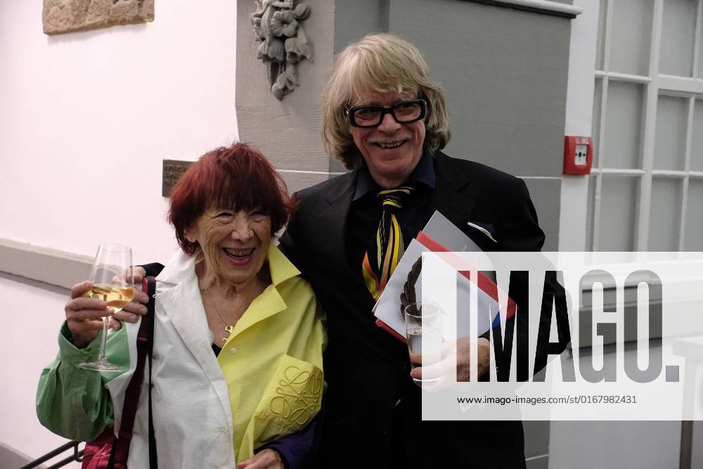 Kassel Annual award by the BrücknerKühnner Foundation and the City of Kassel Helge Schneider will receive the Kassel Literature Prize for Grotesque Humor in 2022 Picture shows E R Nele, actually Eva Renà e Nele Bode the designer of the prize and prize winner Helge Schneider.