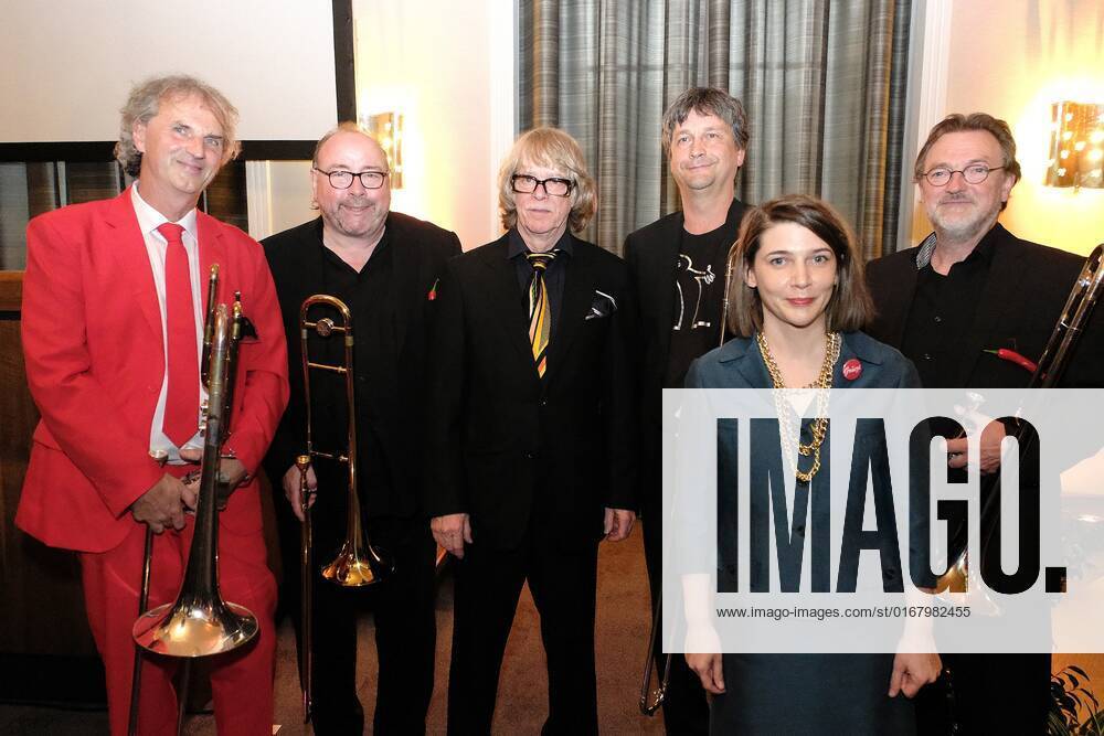 Kassel Annual award by the BrücknerKühnner Foundation and the City of Kassel Helge Schneider receives the Kassel Literature Prize for grotesque humor in 2022 Picture shows prize winner Helge Schneider and prize winner AnaÃ¯s Meier with the trombone quartet Kasseler Slide Connection