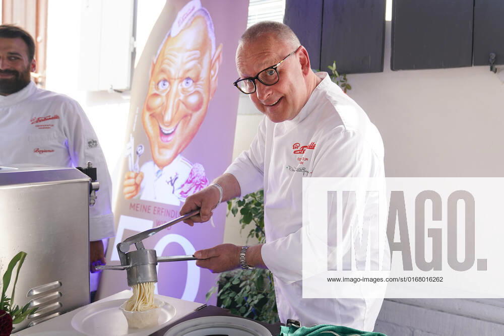 Pfaelzer Gourmet Festival 2022 in Deidesheim 02 09 2022 1 Palatinate Gourmet Festival by Reichsrat von Buhl Tristan Brandt With Dario Fontanella Gregori Italian ice cream maker from Mannheim Deidesheim Winery Reichsrat von Buhl Rhineland Palatinate