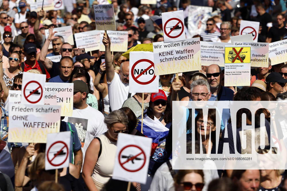 At a pro-Russian demonstration with parade through downtown Cologne, participants waved Russian and German flags, criticized arms supplies to Ukraine but also Corona measures, mandatory vaccination, NATO and price increases of gas and other raw materials Cologne, 04 09 2022 NRW Germany