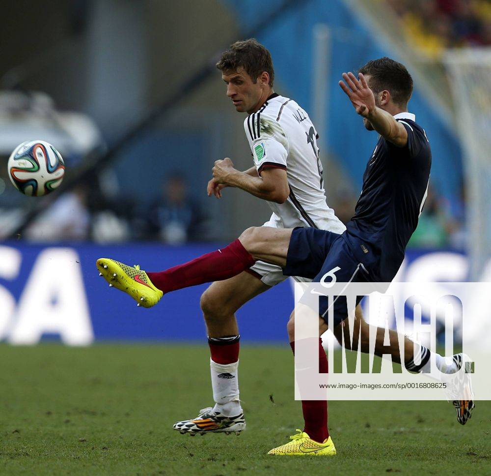 (140704) -- RIO DE JANEIRO, July 4, 2014 (Xinhua) -- Germany s Thomas Muller (L) vies with France s Yohan Cabaye during a quarter-finals match between France and Germany of 2014 FIFA World Cup at the Estadio do Maracana Stadium in Rio de Janeiro, Brazil, on July 4, 2014.(Xinhua Wang Lili)(pcy) (SP)BRAZIL-RIO DE JANEIRO-WORLD CUP 2014-QUARTERFINALS-FRANCE VS GERMANY
