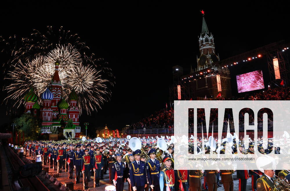 Russland, MilitÃ¤r-Musik-Festival in Moskau MOSCOW, RUSSIA â€“ SEPTEMBER 4, 2022: A firework display over Red Square at the closing ceremony of the 2022 Spasskaya Tower International Military Music Festival. Artyom Geodakyan TASS TS14087C