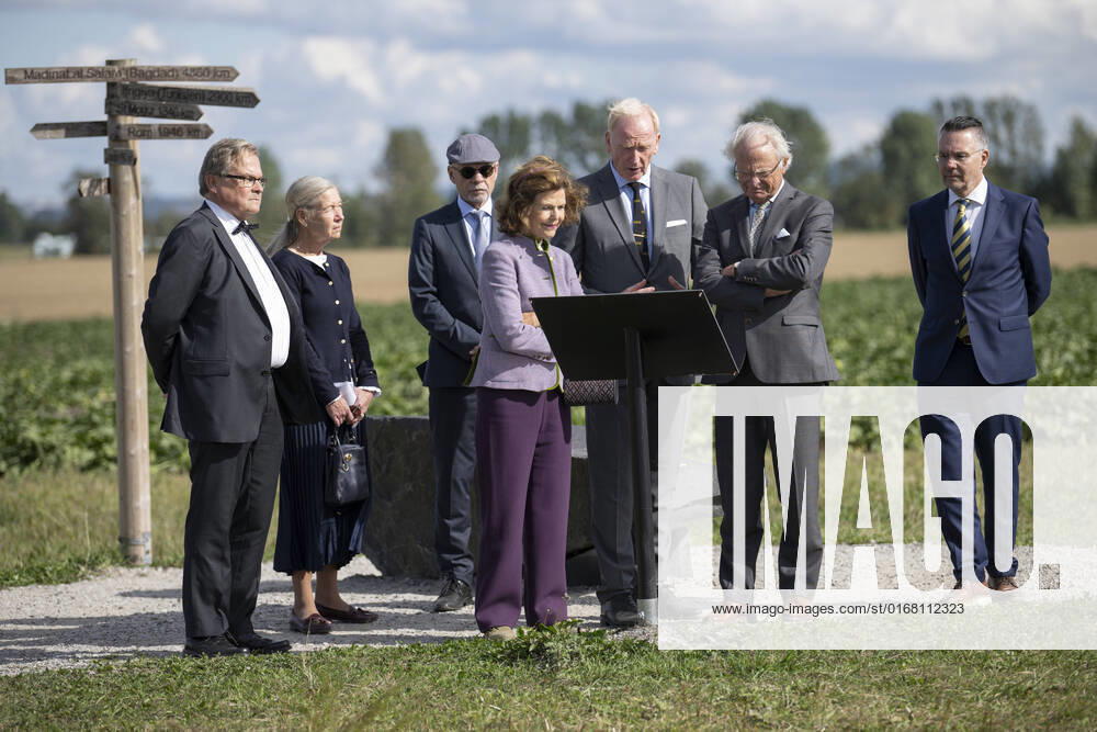 STAFFANSTORP 20220905 King Carl Gustaf and Queen Silvia, together with Mats Roslund, centre, Professor of Historical Archaeology, and County Governor Anneli Hulthén, left, and Lund University Vice-Chancellor Erik Renström, right, during a tour of the archaeological research site at Uppakra, Uppakra Archaeological Centre in Staffanstorp LUND SWEDEN