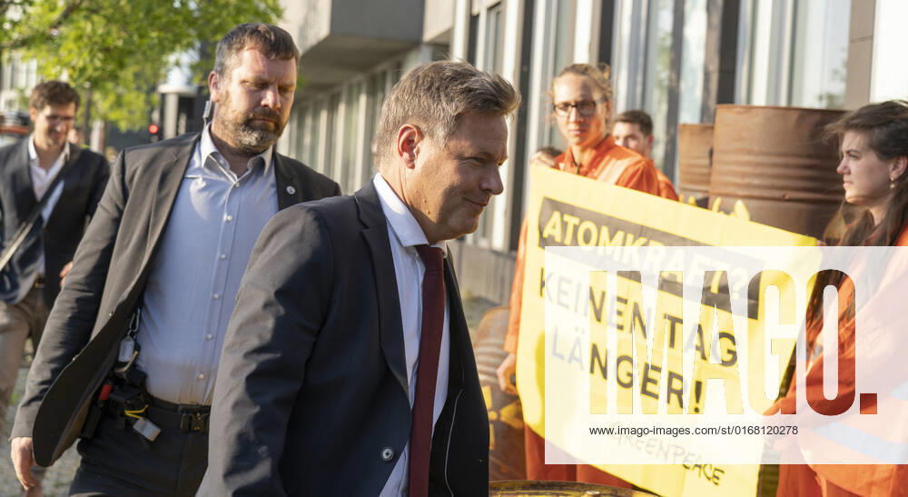 Federal Press Conference in Berlin Presentation Results second stress test second special analysis winter 2022 2023 Robert Habeck is received by Greenpeace demonst