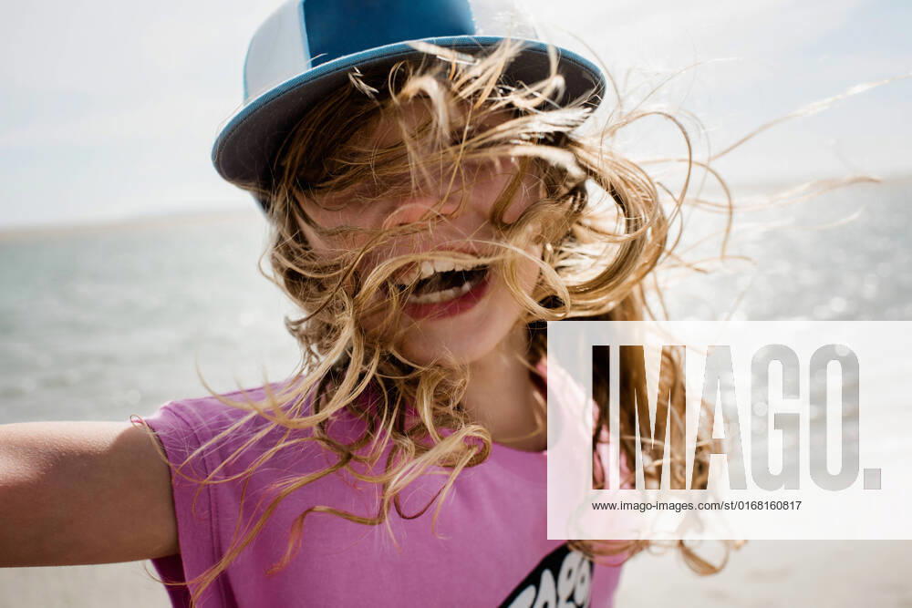 Candid portrait of girl at the beach with her hair blowing in the wind West Wittering, England, United Kingdom CR_RABE220721C-1006243-01 ,model released, Symbolfoto