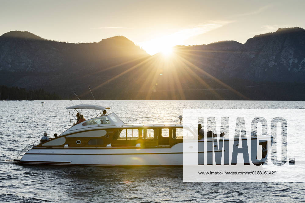 A luxurious yacht cruises during sunset. United States, California, South Lake Tahoe CR_TFBM2208258D-1029733-01 ,model released, Symbolfoto ,property released