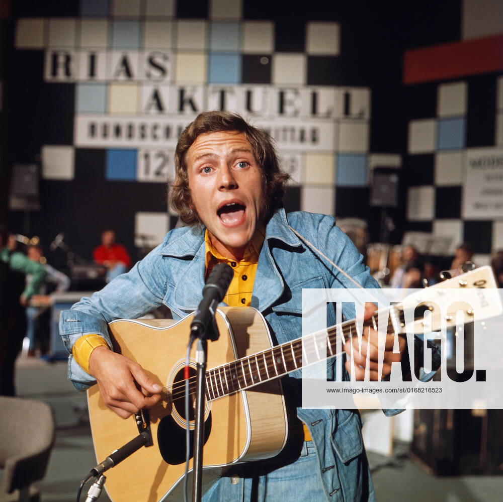 Michael Thilo Michael Thilo, deutscher Sänger und Songschreiber, bei einem Fernsehauftritt, Deutschland 1975., Deutschland