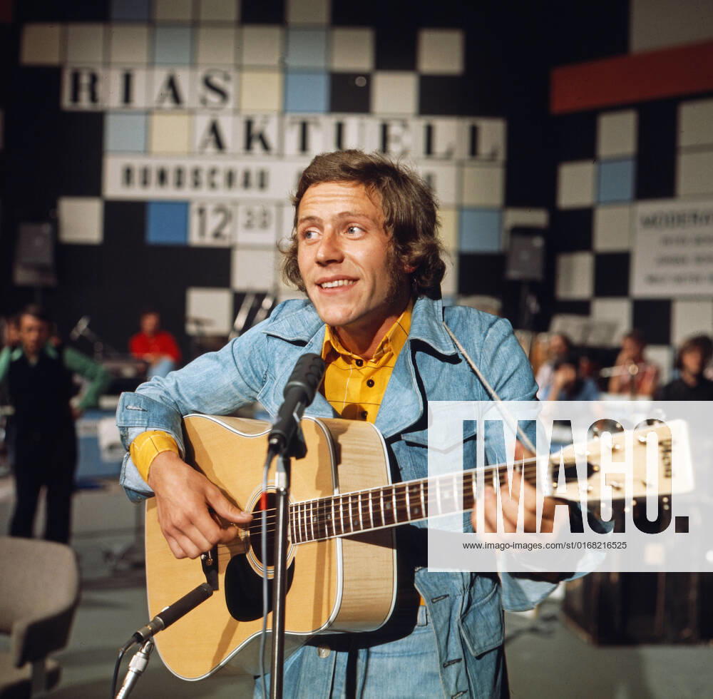 Michael Thilo Michael Thilo, deutscher Sänger und Songschreiber, bei einem Fernsehauftritt, Deutschland 1975., Deutschland