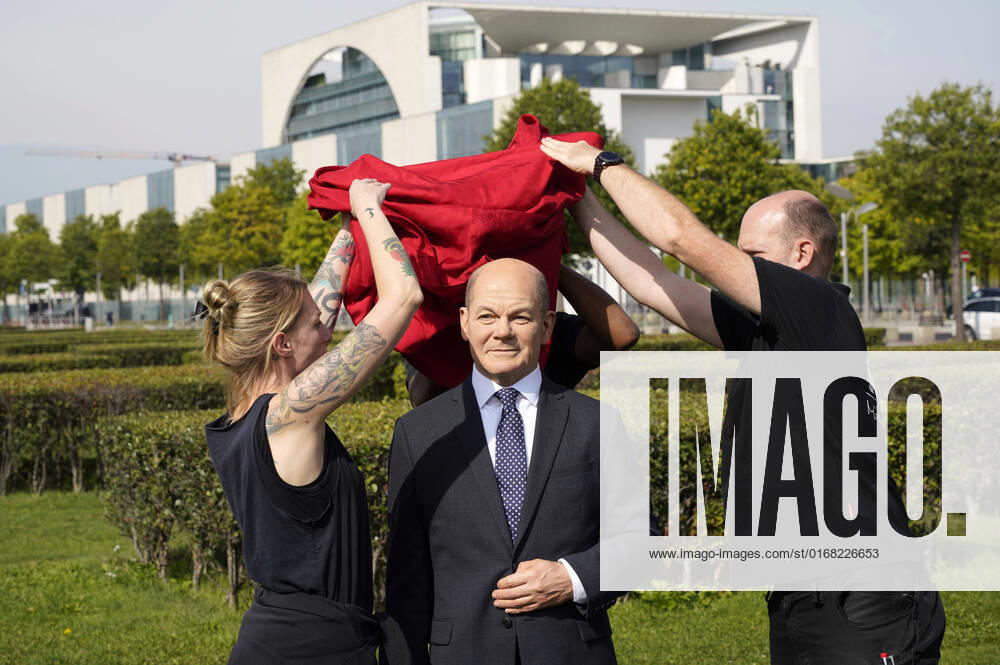 Unveiling of the Madame Tussauds wax figure of Olaf Scholz on the Platz der Republik between the Federal Chancellery and the Reichstag building Berlin, 07 09 2022 Foto:xT.xBartillax xFuturexImage