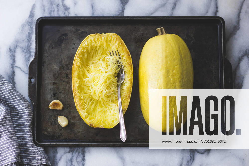 IMAGO Creative: Herbst, Kulinarische Klassiker Spaghetti Squash on a baking tray