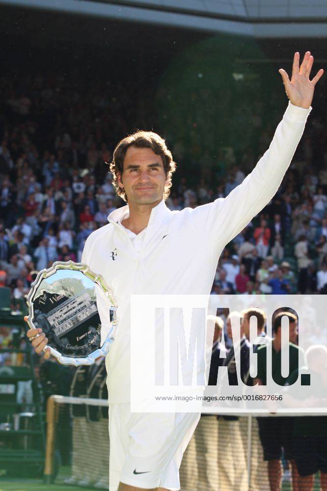 TENNIS - ATP, Wimbledon 2014 LONDON,ENGLAND,06.JUL.14 - TENNIS - ATP Tennis Herren World Tour, Wimbledon 2014, Grand Slam, Finale. Bild zeigt den Jubel von Roger Federer (SUI). Keywords: Trophaee.