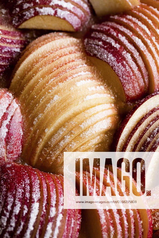 IMAGO Creative, Herbst, Food, Apfelkuchen A close up view of apple slices coated in sugar A close up view of apple slices coated in sugar
