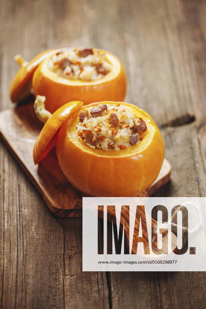 IMAGO Creative, Herbst, Food, Kürbis-Risotto Little roasted pumpkins stuffed with chicken meat, vegetables and rice