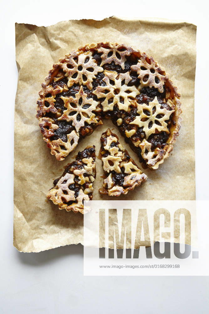 Mincemeat Tart with Snowflake Pastry Decoration Mincemeat Tart with Snowflake Pastry Decoration