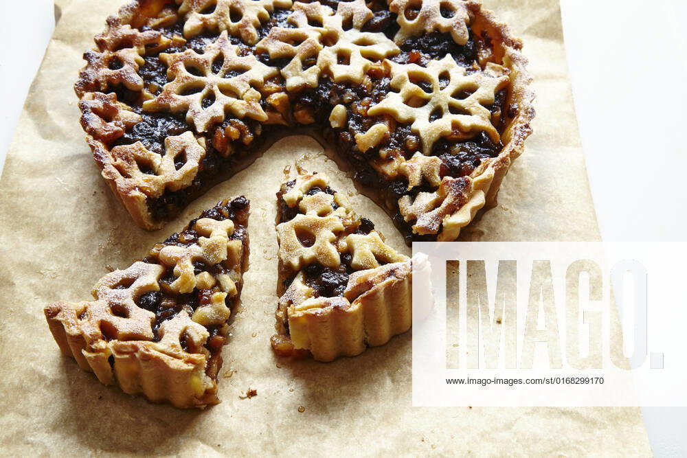 Mincemeat Tart with Snowflake Pastry Decoration Mincemeat Tart with Snowflake Pastry Decoration