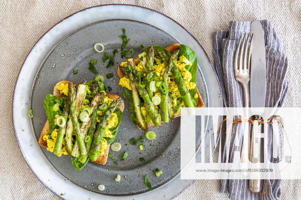 IMAGO Creative: Food, Spargel Healthy vegan breakfast plate with spinach, scrambled tofu and green asparagus on toast