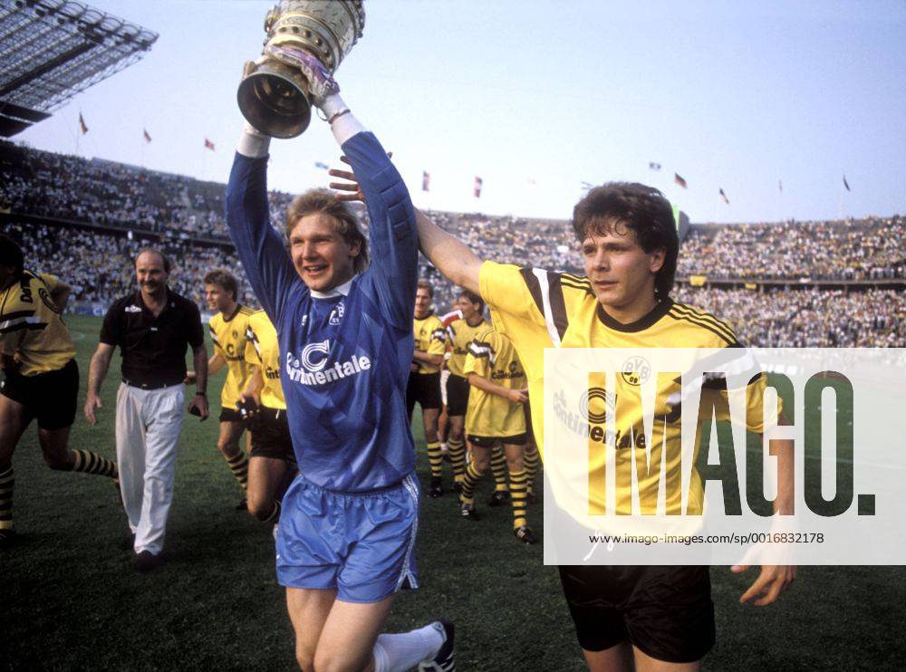 MOELLER Andreas mit Torwart Teddy DE BEER Team Borussia Dortmund jubelt mit DFB Pokal DFB Pokal Finale Borussia Dortmund - Werder Bremen 1989 im Berliner Olympia Stadion am 24.Juni 1989 in Berlin