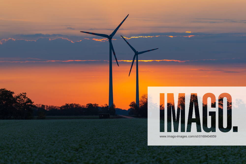 Prellenkirchen THEME PICTURE Wind turbines at the Prellenkirchen wind farm in the first morning light, on Tuesday, September 6, 2022 Wind turbines at the Prellenkirchen wind farm in the first morning light, on Tuesday, September 6, 2022 Expa EP_gro