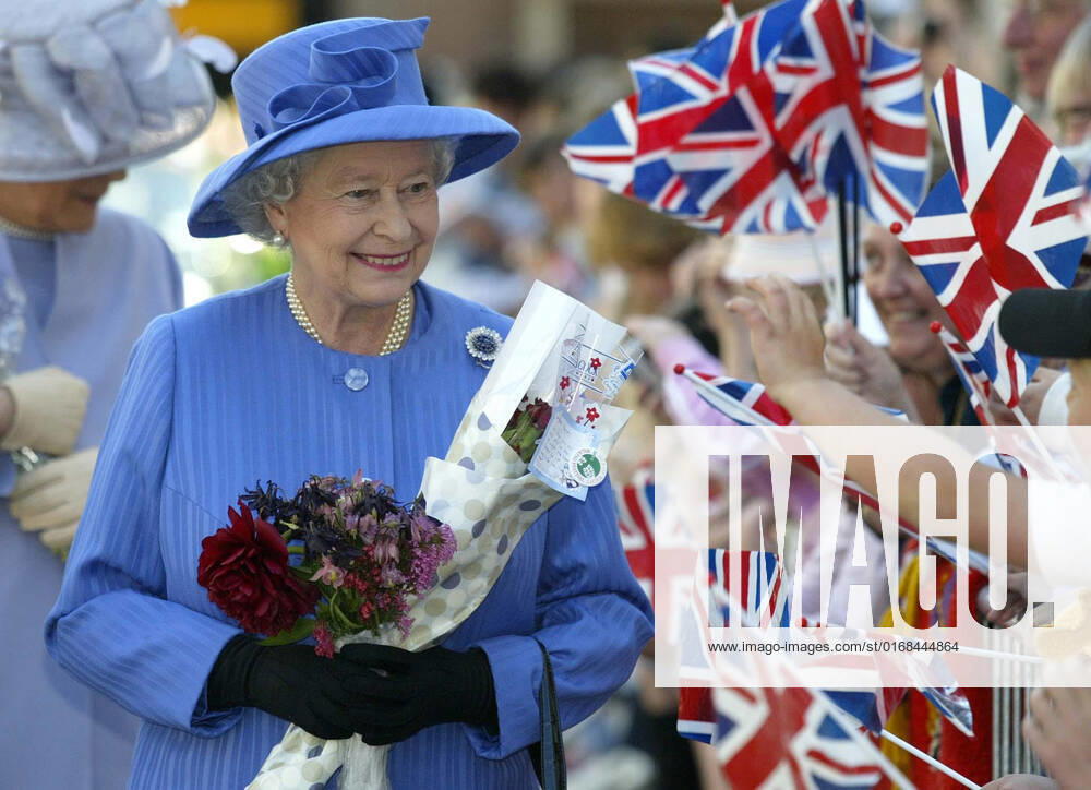 PAP05222559 8 September 2022. ARCHIVE PIC: Britain s Queen Elizabeth II enjoys the farmers market in St. Thomas Square, Newport, on the Isle of Wight, Wednesday May 19, 2004. Credit: GoffPhotos.com Ref: KGC-22 283845 2022-09-08 London Reine Elizabeth Elisabeth II de Windsor (Angleterre)