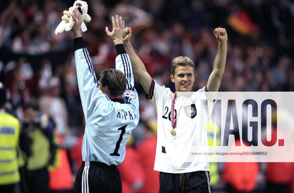 BIERHOFF Oliver Team Deutschland Europameister mit Torwart KOEPKE Andreas TEAM DEUTSCHLAND EUROPAMEISTER 1996 UEFA Fussball Europameisterschaften 1996 in England Finale Tschechische Republik - Deutschland am 30.Juni 1996 im Wembley Stadion in London