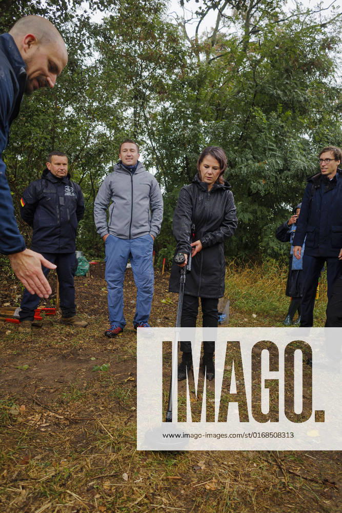 Annalena Baerbock Buendnis 90 Die Gruenen , Federal Minister of Foreign Affairs, visits the mine clearance project of HALO Hazardous Area Life support Organization Welyka Dymerka, 10 09 2022 Welyka Dymerka Ukraine in a suburb of Kiev.