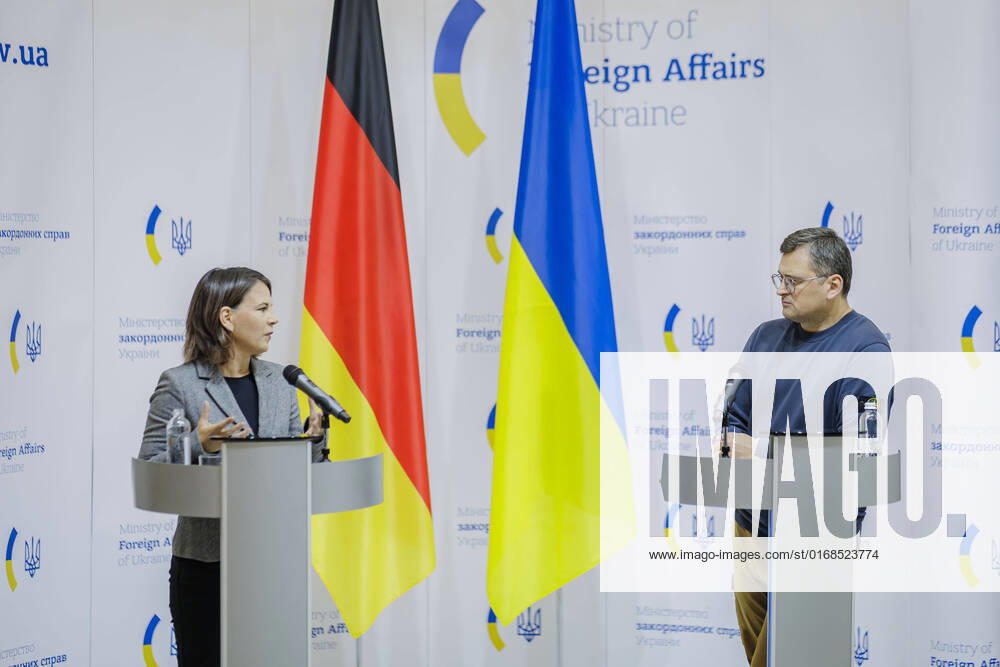 Annalena Baerbock Buendnis 90 Die Gruenen , German Foreign Minister, meets in Kiev the Foreign Minister of Ukraine, Dmytro Kuleba Here at a joint press conference Kiev, 10 09 2022 Kiev Ukraine