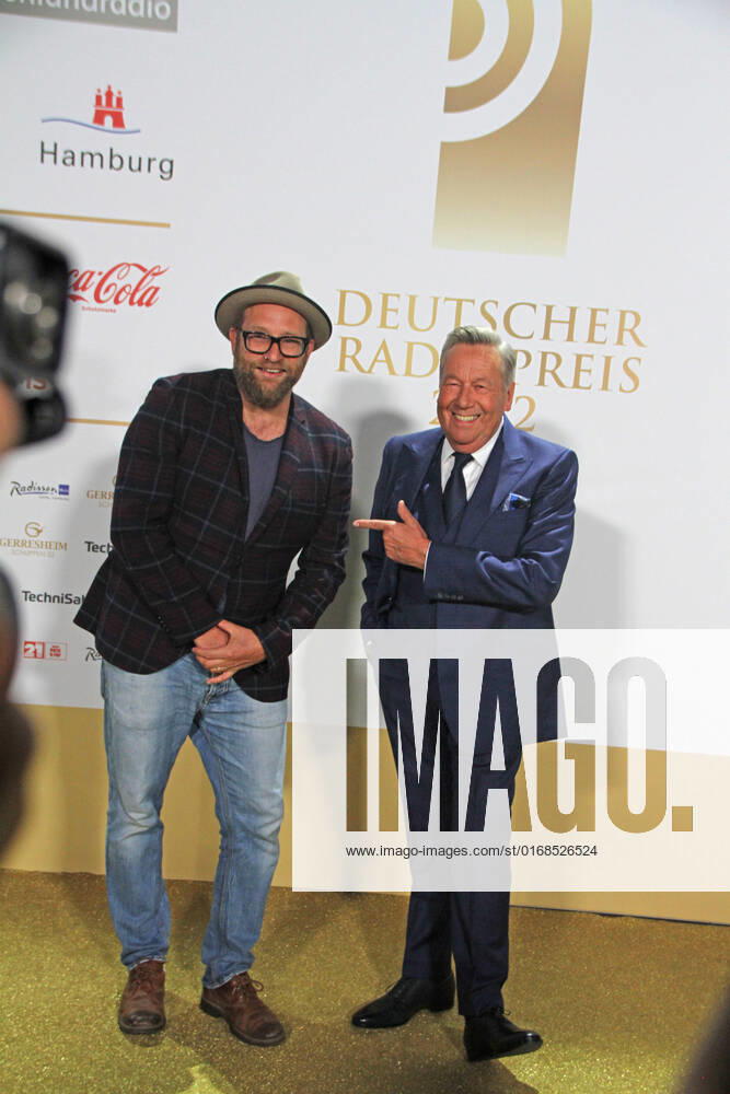Gregor Meyle and Roland Kaiser at the award ceremony of the 13 German Radio Award 2022 at Schuppen 52 Hamburg, 08 09 2022 award ceremony of the 13 German Radio Award 2022 in Hamburg, Hamburg Hamburg Germany Hamburg