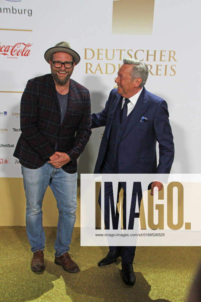 Gregor Meyle and Roland Kaiser at the award ceremony of the 13 German Radio Award 2022 at Schuppen 52 Hamburg, 08 09 2022 award ceremony of the 13 German Radio Award 2022 in Hamburg, Hamburg Hamburg Germany Hamburg