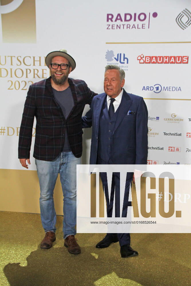 Gregor Meyle and Roland Kaiser at the award ceremony of the 13 German Radio Award 2022 at Schuppen 52 Hamburg, 08 09 2022 award ceremony of the 13 German Radio Award 2022 in Hamburg, Hamburg Hamburg Germany Hamburg