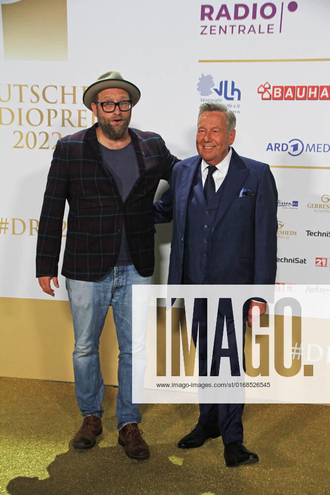 Gregor Meyle and Roland Kaiser at the award ceremony of the 13 German Radio Award 2022 at Schuppen 52 Hamburg, 08 09 2022 award ceremony of the 13 German Radio Award 2022 in Hamburg, Hamburg Hamburg Germany Hamburg