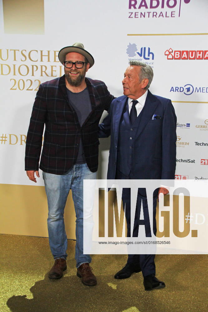 Gregor Meyle and Roland Kaiser at the award ceremony of the 13 German Radio Award 2022 at Schuppen 52 Hamburg, 08 09 2022 award ceremony of the 13 German Radio Award 2022 in Hamburg, Hamburg Hamburg Germany Hamburg
