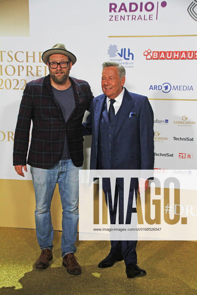 Gregor Meyle and Roland Kaiser at the award ceremony of the 13 German Radio Award 2022 at Schuppen 52 Hamburg, 08 09 2022 award ceremony of the 13 German Radio Award 2022 in Hamburg, Hamburg Hamburg Germany Hamburg
