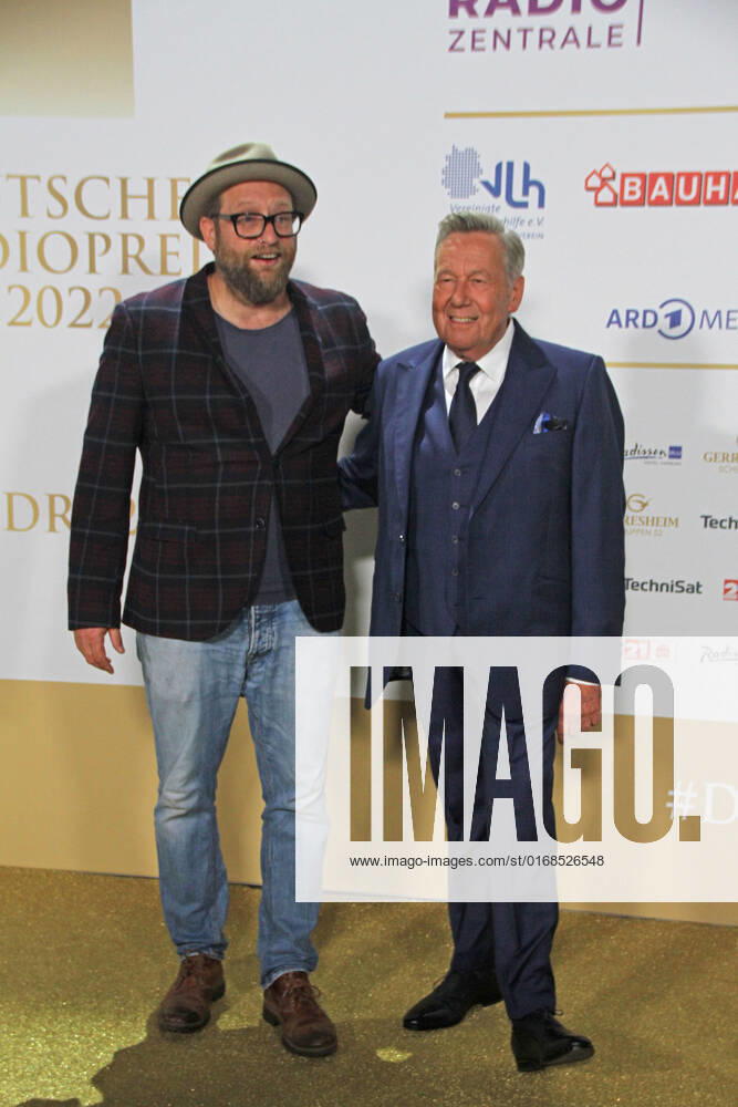Gregor Meyle and Roland Kaiser at the award ceremony of the 13 German Radio Award 2022 at Schuppen 52 Hamburg, 08 09 2022 award ceremony of the 13 German Radio Award 2022 in Hamburg, Hamburg Hamburg Germany Hamburg