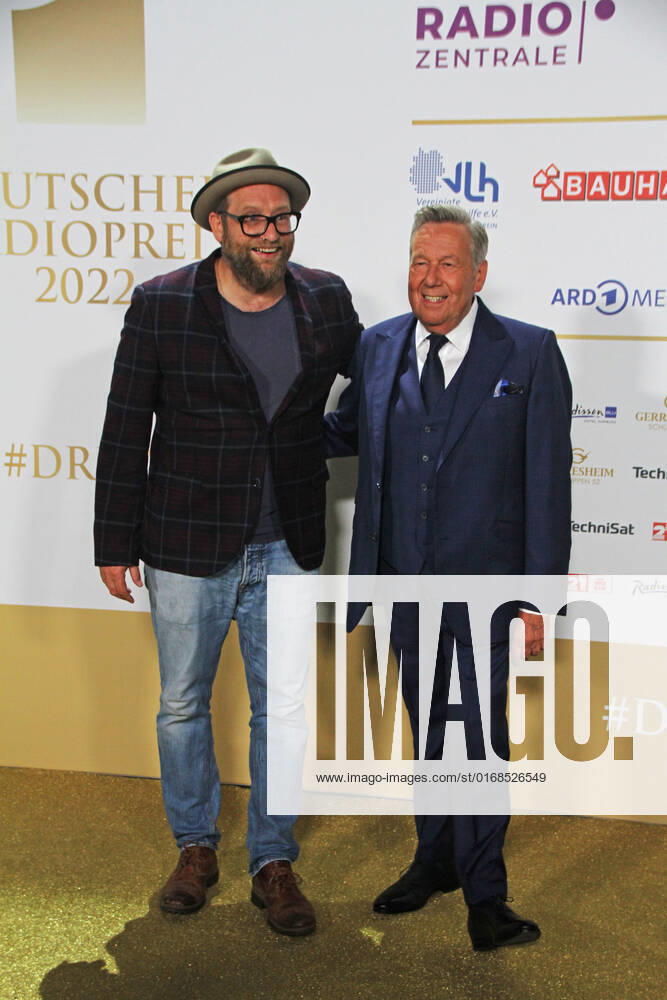 Gregor Meyle and Roland Kaiser at the award ceremony of the 13 German Radio Award 2022 at Schuppen 52 Hamburg, 08 09 2022 award ceremony of the 13 German Radio Award 2022 in Hamburg, Hamburg Hamburg Germany Hamburg