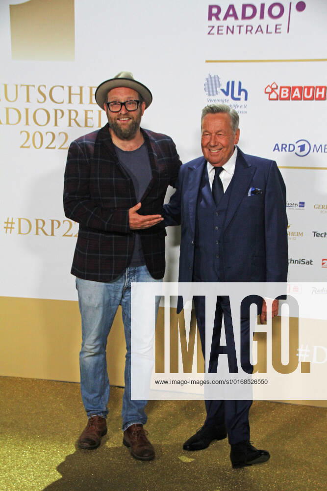 Gregor Meyle and Roland Kaiser at the award ceremony of the 13 German Radio Award 2022 at Schuppen 52 Hamburg, 08 09 2022 award ceremony of the 13 German Radio Award 2022 in Hamburg, Hamburg Hamburg Germany Hamburg
