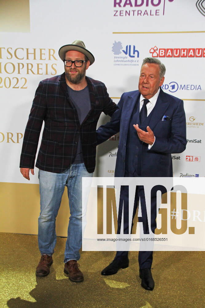 Gregor Meyle and Roland Kaiser at the award ceremony of the 13 German Radio Award 2022 at Schuppen 52 Hamburg, 08 09 2022 award ceremony of the 13 German Radio Award 2022 in Hamburg, Hamburg Hamburg Germany Hamburg