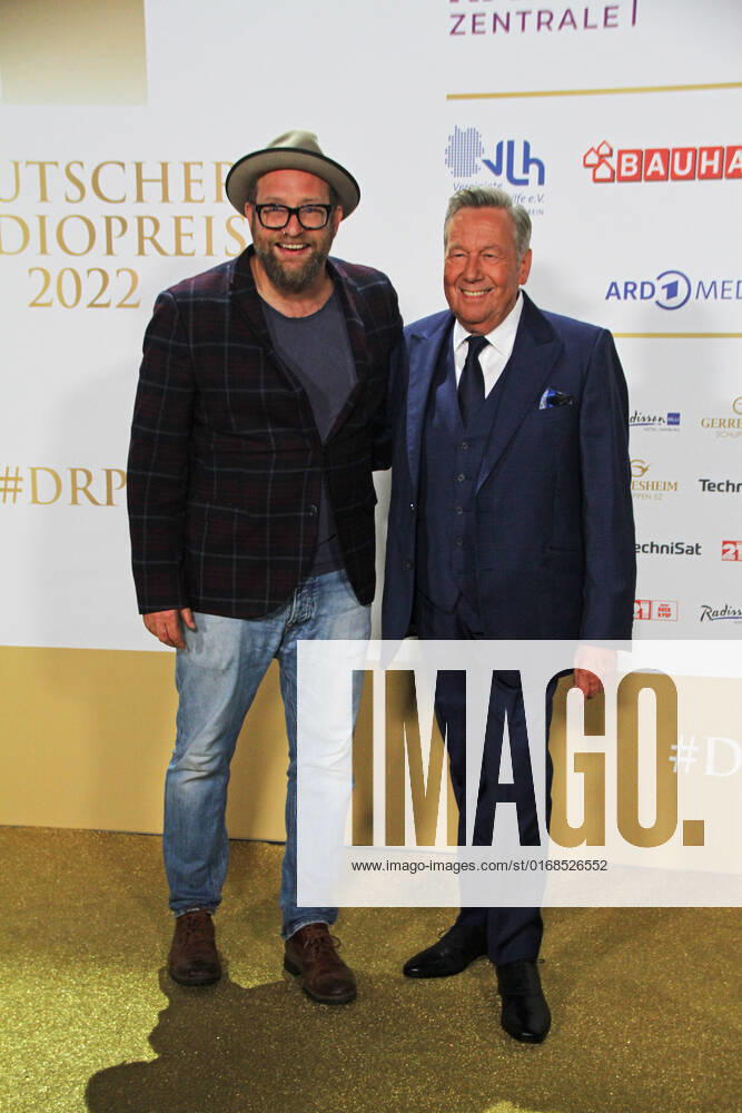 Gregor Meyle and Roland Kaiser at the award ceremony of the 13 German Radio Award 2022 at Schuppen 52 Hamburg, 08 09 2022 award ceremony of the 13 German Radio Award 2022 in Hamburg, Hamburg Hamburg Germany Hamburg