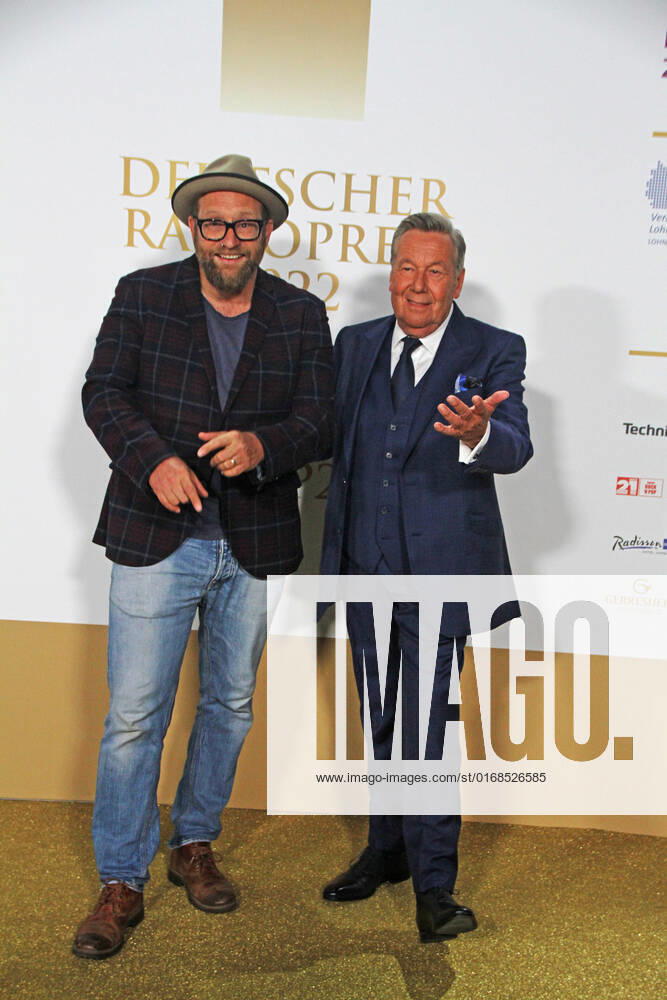 Gregor Meyle and Roland Kaiser at the award ceremony of the 13 German Radio Award 2022 at Schuppen 52 Hamburg, 08 09 2022 award ceremony of the 13 German Radio Award 2022 in Hamburg, Hamburg Hamburg Germany Hamburg