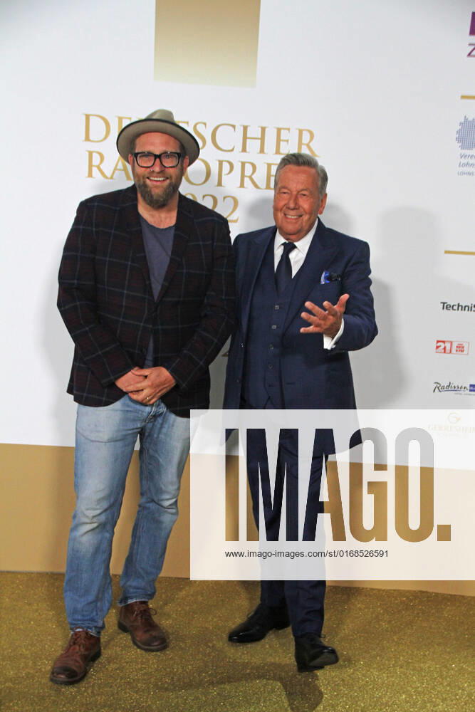 Gregor Meyle and Roland Kaiser at the award ceremony of the 13 German Radio Award 2022 at Schuppen 52 Hamburg, 08 09 2022 award ceremony of the 13 German Radio Award 2022 in Hamburg, Hamburg Hamburg Germany Hamburg