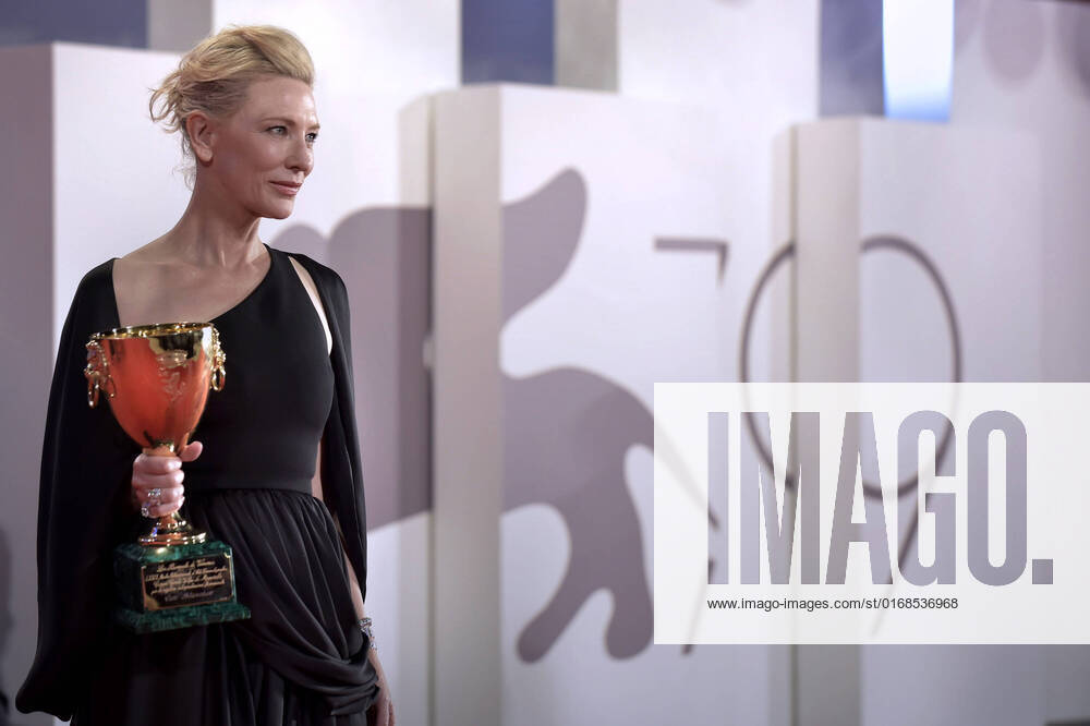 Bilder des Jahres 2022, Entertainment 09 September Entertainment Themen der Woche KW36 Cate Blanchett poses with the Coppa Volpi for Best Actress for Tar during the award winners photocall at the 79th Venice International Film Festival on September 10, 2022 in Venice, Italy. VEN20220910619 RoccoxSpaziani