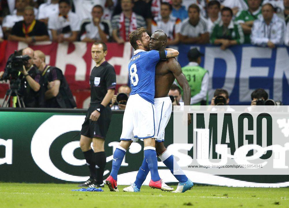 BALOTELLI Mario Team Italien jubelt nach seinem Tor zum 2 : 0 UEFA Fussball Europameisterschaften 2012 in Polen und der Ukraine Spiel Nr.30 Halbfinale BRD-Italien 1 : 2 am 28.Juni 2012 in Warschau