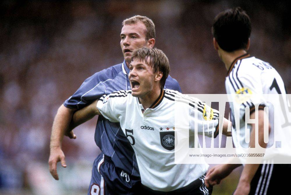 HELMER Thomas mit SHEARER Alan Team England UEFA Fussball Europameisterschaften 1996 in England Halbfinale Deutschland-England am 26.Juni 1996 im Wembley Stadion in London